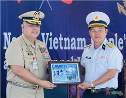 Hải quân Việt Nam và Philippines giao lưu trên đảo Song Tử Đông
